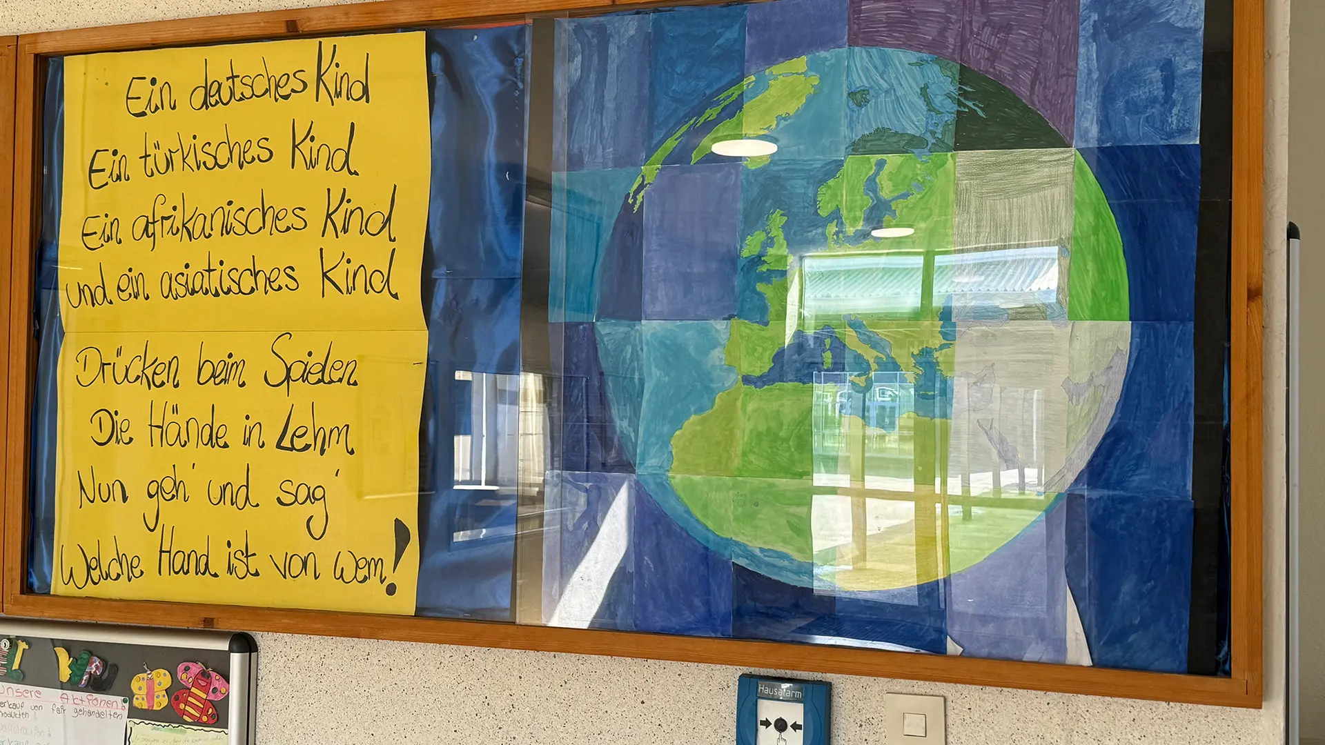 Vitrine in der GHS Erkelenz mit einem Spruch über Gleichheit