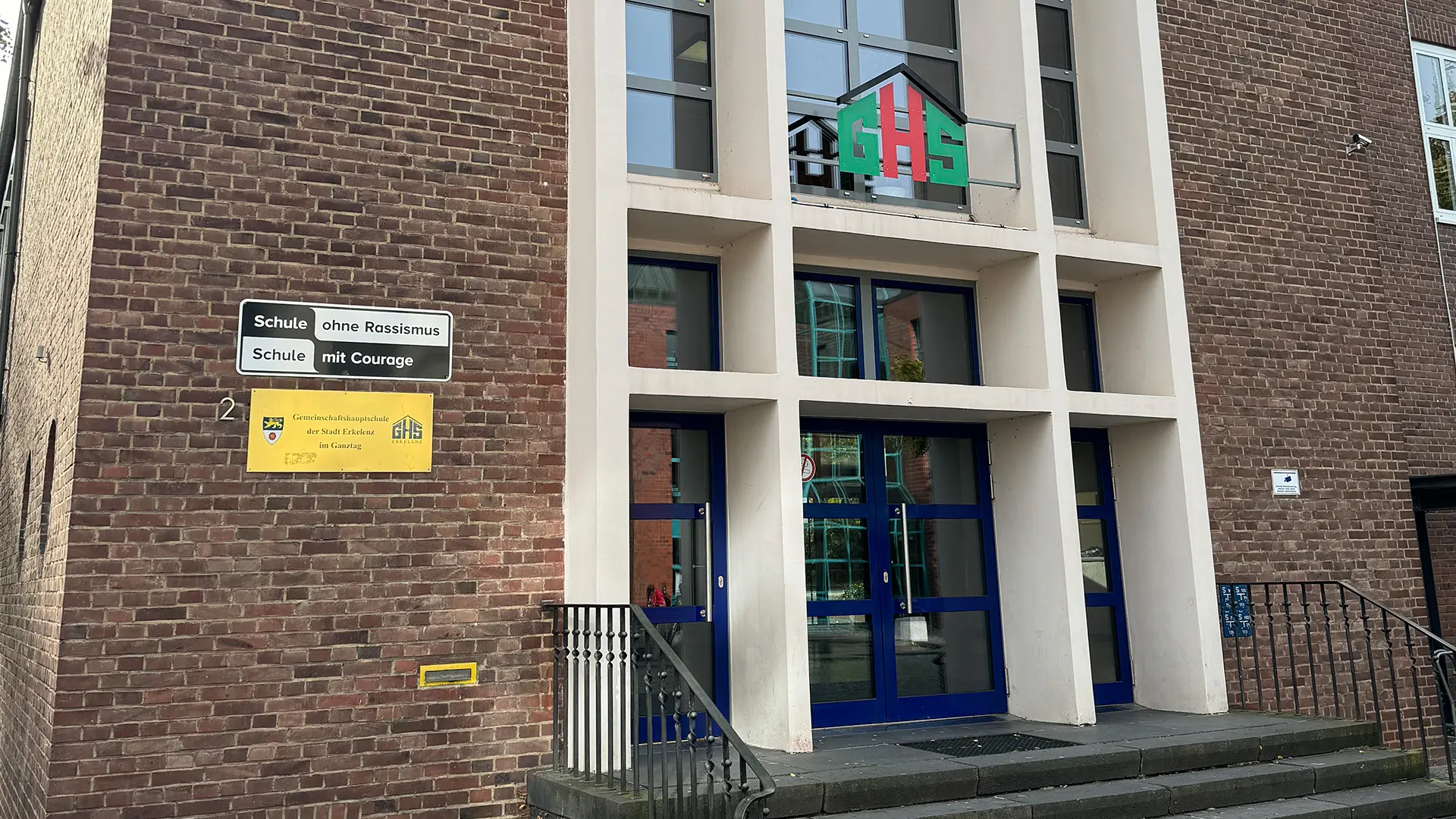 Eingang zum Schulgebäude der GHS Erkelenz